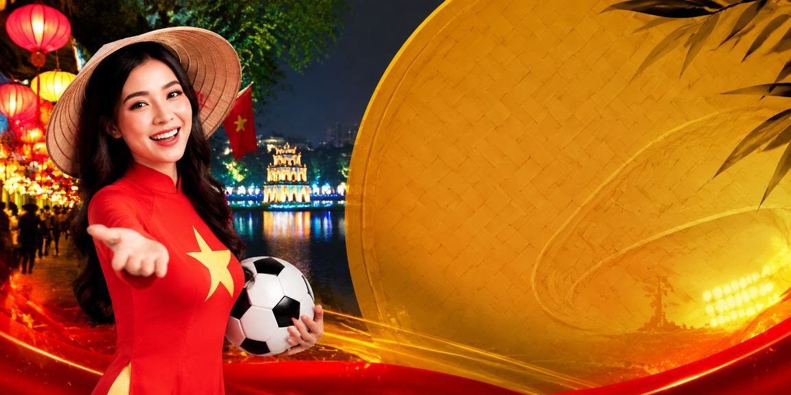 Người hâm mộ bóng đá đeo nón lá xem trận đấu tại Hà Nội